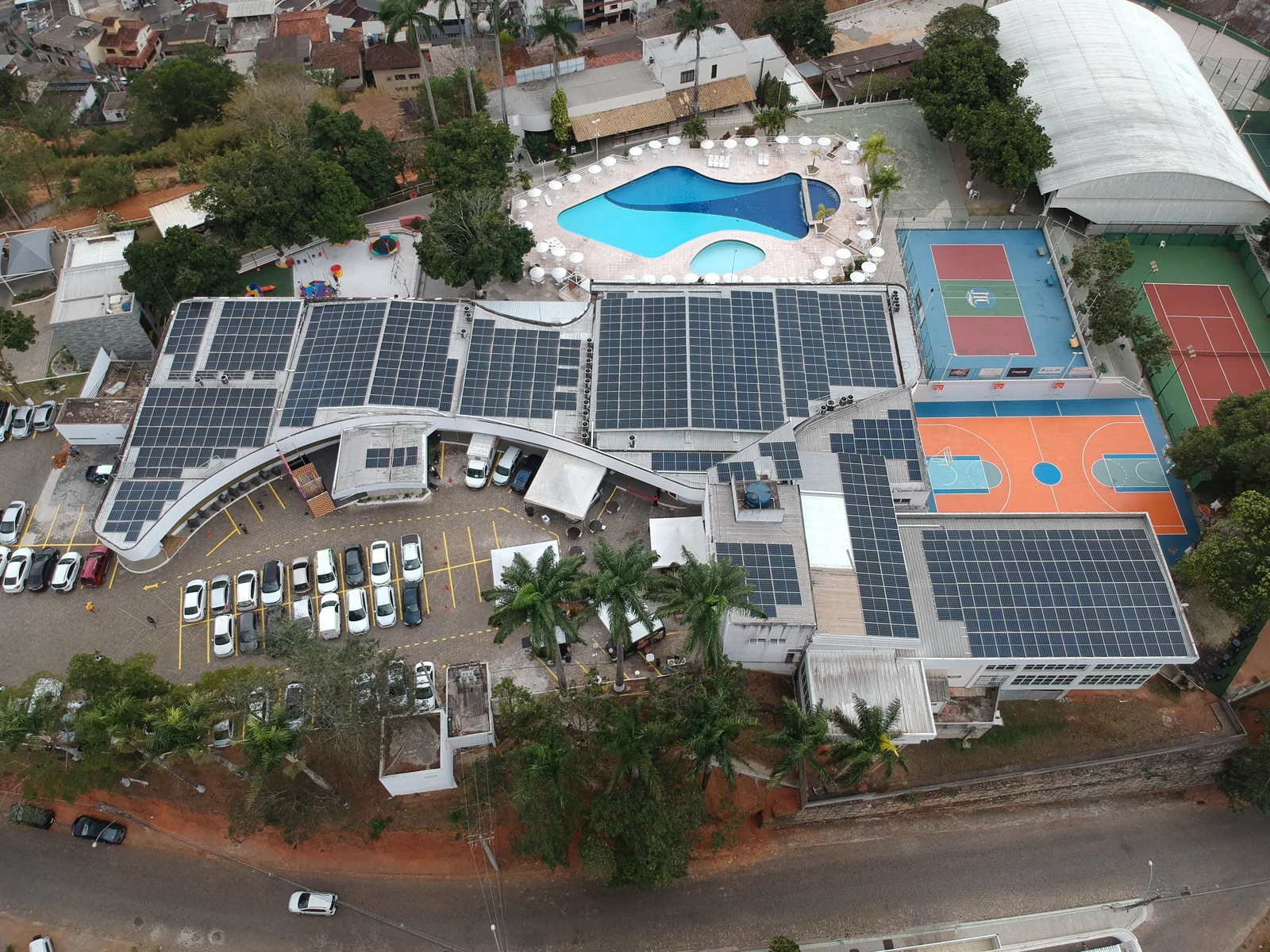 Sistema fotovoltaico instalado sobre as coberturas de um clube